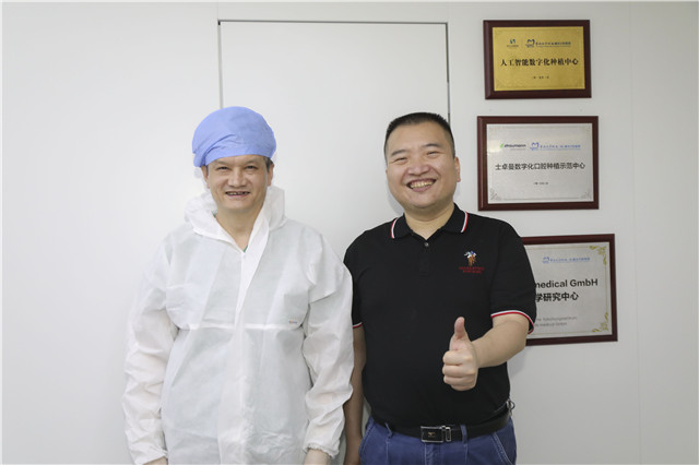 他笑着说,"我了解到暨大穗华口腔的专家都是博士,硕士,博士生导师